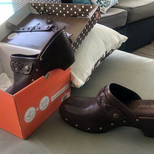 Lindsay Phillips Karin Clogs NIB Brown Size 9